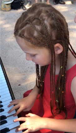 fille qui joue du piano