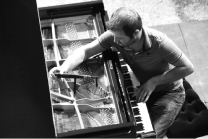 photo de maxence orfila entraint d'accorder un piano
