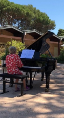 dany joue du piano a l'hopital renee sabran